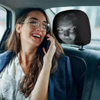 Passagère surprise par la housse d'appuie-tête