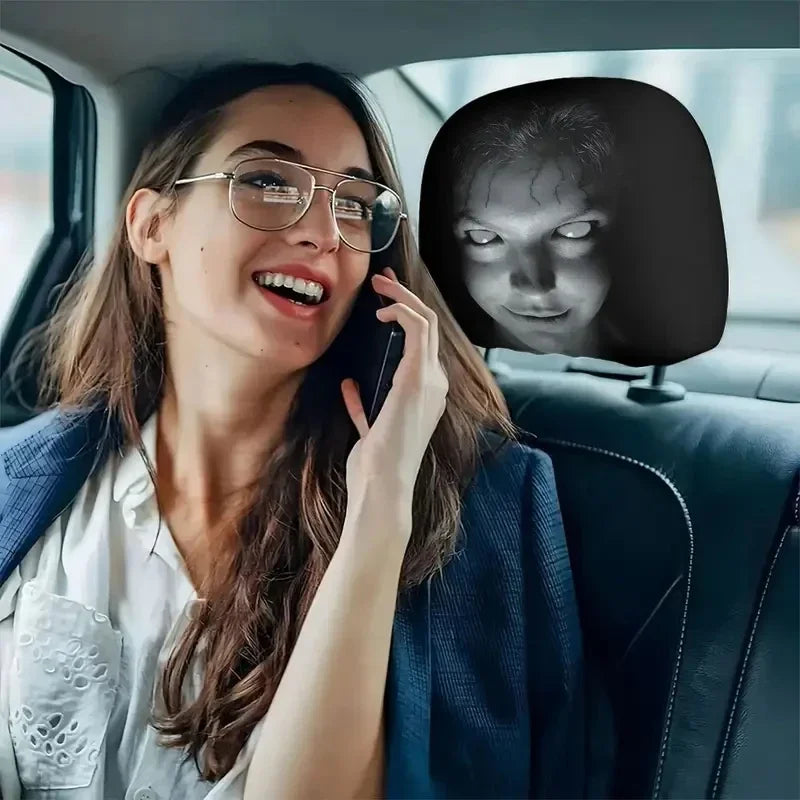 Passagère surprise par la housse d'appuie-tête